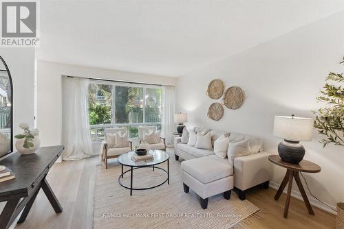 1041 Rathmore Crescent, Pickering, ON - Indoor Photo Showing Living Room