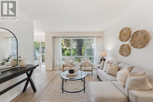 1041 Rathmore Crescent, Pickering, ON - Indoor Photo Showing Living Room