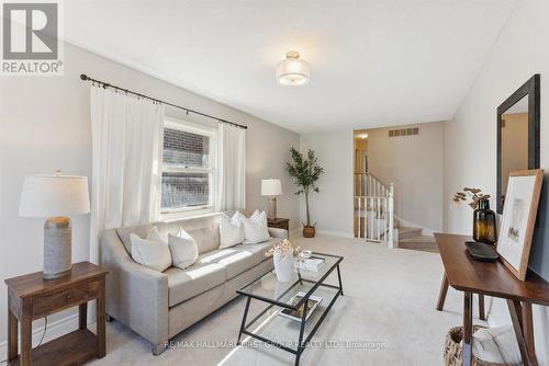 1041 Rathmore Crescent, Pickering, ON - Indoor Photo Showing Living Room