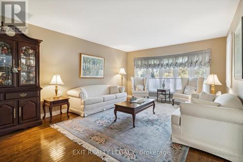 8 Northgate Crescent, Richmond Hill, ON - Indoor Photo Showing Living Room