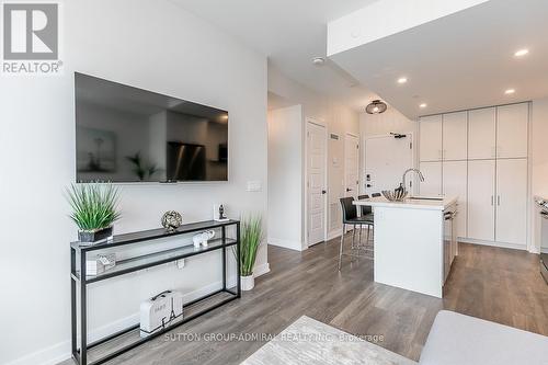 301 - 415 Sea Ray Avenue, Innisfil, ON - Indoor Photo Showing Kitchen