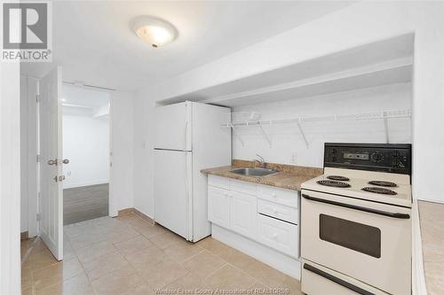 2260 Cadillac Street, Windsor, ON - Indoor Photo Showing Kitchen