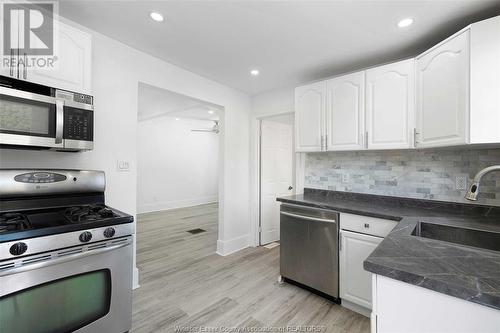 2260 Cadillac Street, Windsor, ON - Indoor Photo Showing Kitchen