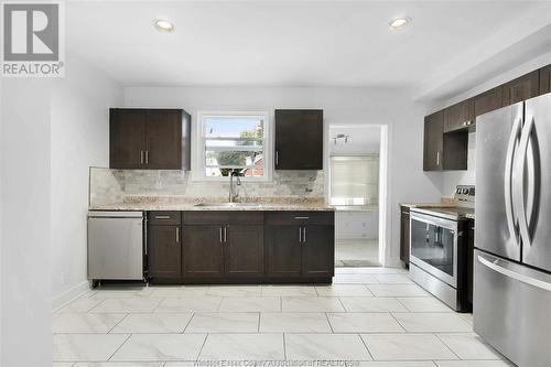 2260 Cadillac Street, Windsor, ON - Indoor Photo Showing Kitchen