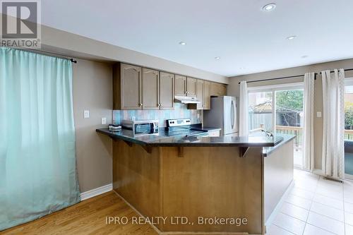 5426 Sweetgrass Gate, Mississauga, ON - Indoor Photo Showing Kitchen