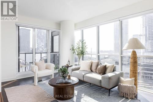 1608 - 1 The Esplanade, Toronto, ON - Indoor Photo Showing Living Room