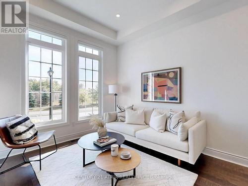 717 Mee Place, Newmarket, ON - Indoor Photo Showing Living Room