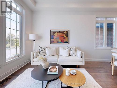 717 Mee Place, Newmarket, ON - Indoor Photo Showing Living Room