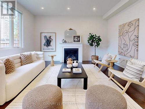 717 Mee Place, Newmarket, ON - Indoor Photo Showing Living Room