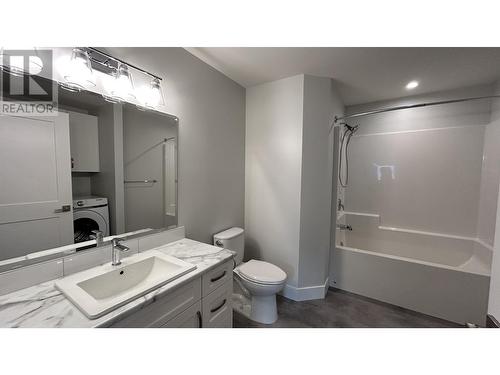 8 105 Forest Ridge Road, 100 Mile House, BC - Indoor Photo Showing Bathroom