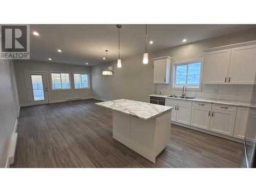 8 105 Forest Ridge Road, 100 Mile House, BC - Indoor Photo Showing Kitchen With Upgraded Kitchen