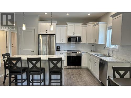 9 105 Forest Ridge Road, 100 Mile House, BC - Indoor Photo Showing Kitchen With Double Sink With Upgraded Kitchen