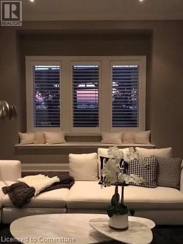 1083 Beach Boulevard, Hamilton, ON - Indoor Photo Showing Living Room