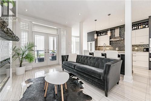 1083 Beach Boulevard, Hamilton, ON - Indoor Photo Showing Living Room