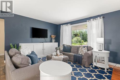 40 Station Road, Kawartha Lakes (Manilla), ON - Indoor Photo Showing Living Room