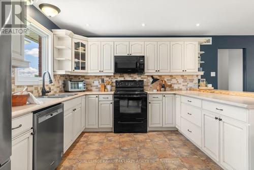 40 Station Road, Kawartha Lakes (Manilla), ON - Indoor Photo Showing Kitchen With Double Sink