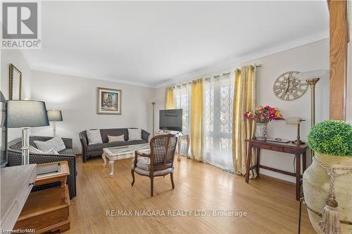 10 Sikorski Avenue, St. Catharines, ON - Indoor Photo Showing Living Room