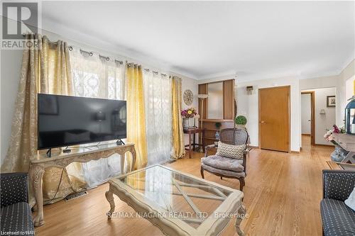 10 Sikorski Avenue, St. Catharines, ON - Indoor Photo Showing Living Room