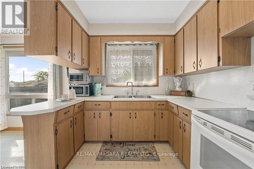 10 Sikorski Avenue, St. Catharines, ON - Indoor Photo Showing Kitchen With Double Sink