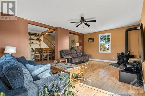 12420 Ormond Road, Winchester, ON - Indoor Photo Showing Living Room