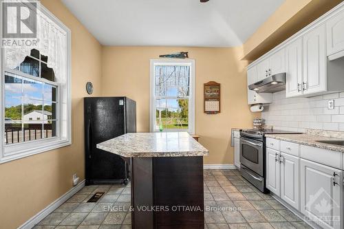 12420 Ormond Road, North Dundas, ON - Indoor Photo Showing Kitchen With Upgraded Kitchen