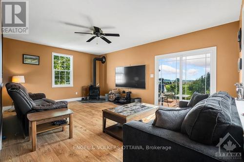 12420 Ormond Road, North Dundas, ON - Indoor Photo Showing Living Room