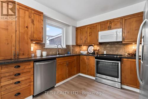 298 Waverly Street S, Oshawa (Vanier), ON - Indoor Photo Showing Kitchen