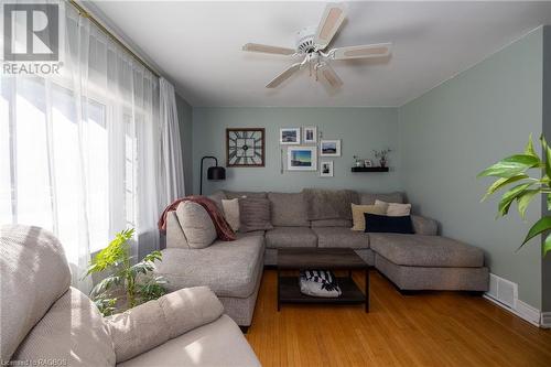 780 5Th Avenue E, Owen Sound, ON - Indoor Photo Showing Living Room