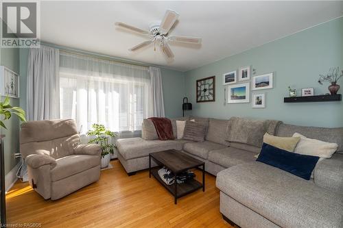 780 5Th Avenue E, Owen Sound, ON - Indoor Photo Showing Living Room