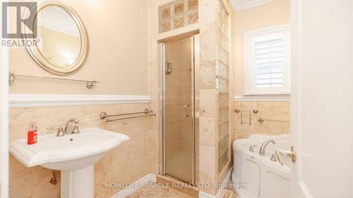 112 Troy Street, Mississauga, ON - Indoor Photo Showing Bathroom