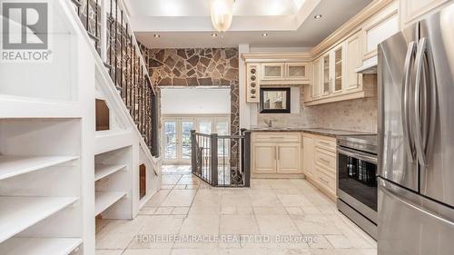 112 Troy Street, Mississauga, ON - Indoor Photo Showing Kitchen