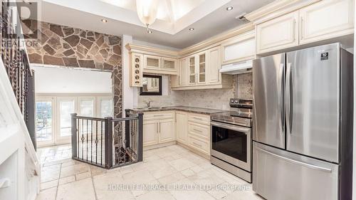 112 Troy Street, Mississauga, ON - Indoor Photo Showing Kitchen