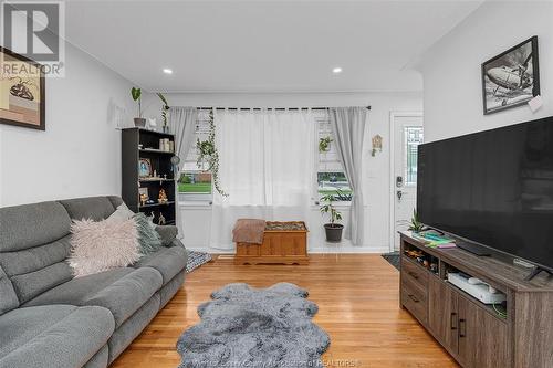 3245 Woodland, Windsor, ON - Indoor Photo Showing Living Room