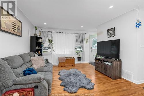 3245 Woodland, Windsor, ON - Indoor Photo Showing Living Room