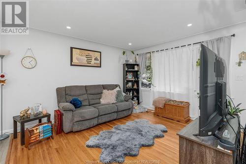 3245 Woodland, Windsor, ON - Indoor Photo Showing Living Room