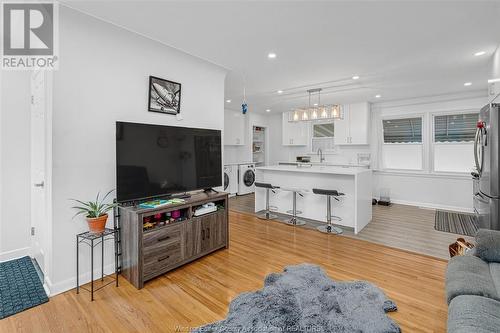 3245 Woodland, Windsor, ON - Indoor Photo Showing Living Room