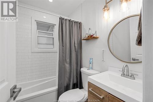 3245 Woodland, Windsor, ON - Indoor Photo Showing Bathroom