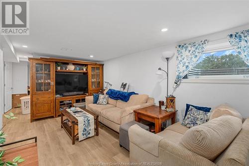 3245 Woodland, Windsor, ON - Indoor Photo Showing Living Room