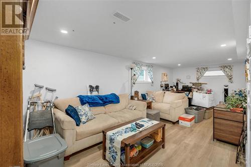 3245 Woodland, Windsor, ON - Indoor Photo Showing Living Room