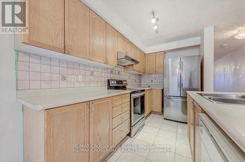 19 Penbridge Circle, Brampton, ON - Indoor Photo Showing Kitchen