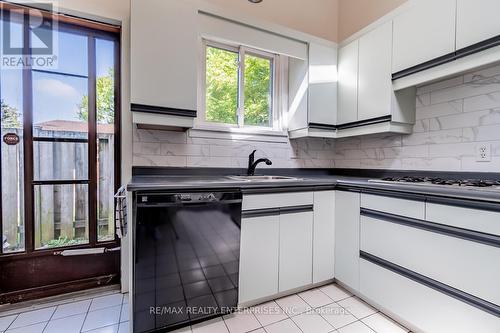 8362 Parkway Drive, Niagara Falls, ON - Indoor Photo Showing Kitchen