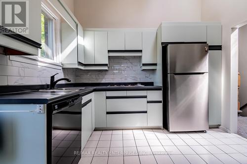 8362 Parkway Drive, Niagara Falls, ON - Indoor Photo Showing Kitchen