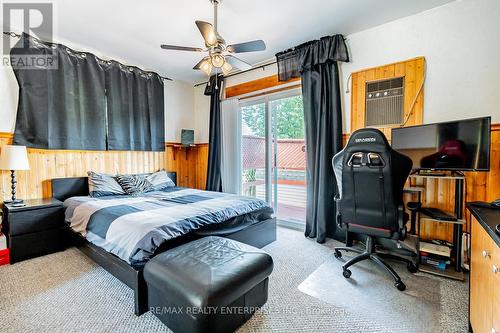 8362 Parkway Drive, Niagara Falls, ON - Indoor Photo Showing Bedroom