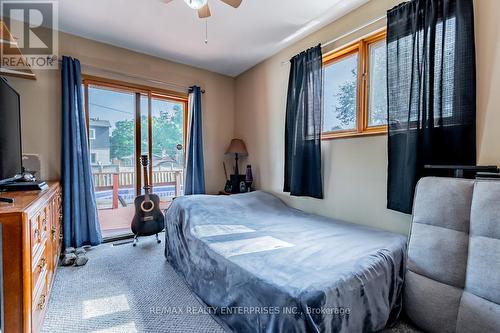 8362 Parkway Drive, Niagara Falls, ON - Indoor Photo Showing Bedroom