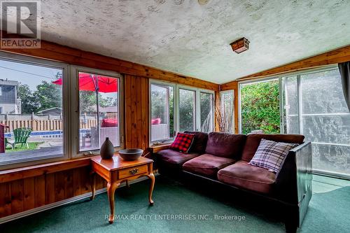 8362 Parkway Drive, Niagara Falls, ON - Indoor Photo Showing Living Room