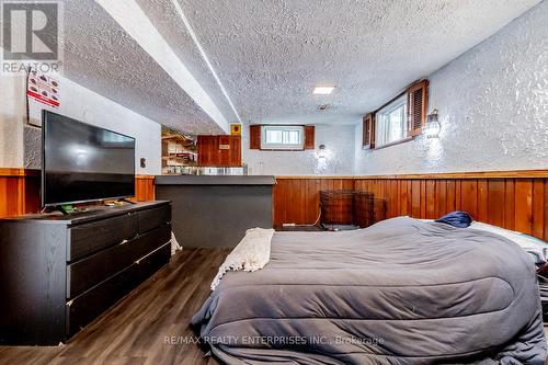 8362 Parkway Drive, Niagara Falls, ON - Indoor Photo Showing Bedroom