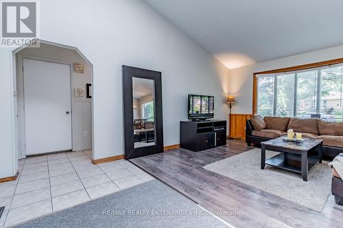 8362 Parkway Drive, Niagara Falls, ON - Indoor Photo Showing Living Room