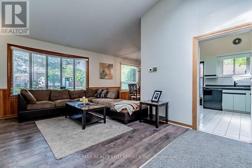 8362 Parkway Drive, Niagara Falls, ON - Indoor Photo Showing Living Room