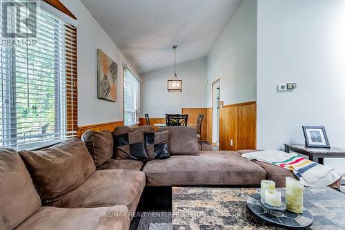 8362 Parkway Drive, Niagara Falls, ON - Indoor Photo Showing Living Room