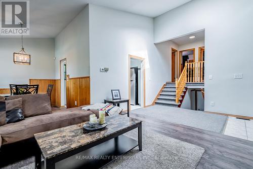 8362 Parkway Drive, Niagara Falls, ON - Indoor Photo Showing Living Room